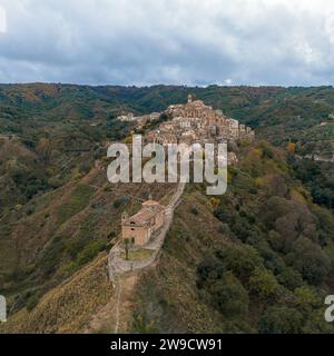 Badolato, Italien - 15. Dezember 2023: Drohnenperspektive auf das malerische Bergdorf und die Kirche Badolato in Kalabrien Stockfoto