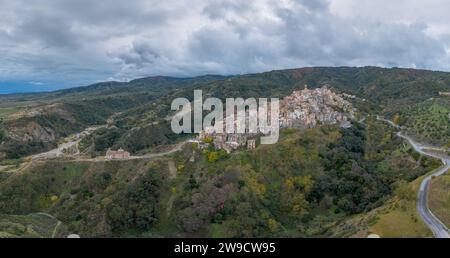 Badolato, Italien - 15. Dezember 2023: Drohnenperspektive auf das malerische Bergdorf und die Kirche Badolato in Kalabrien Stockfoto