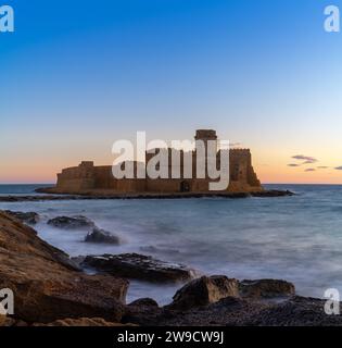 Le Castella, Italien - 11. Dezember 2023: Blick auf die Festung Le Castella in Isola di Capo Rizzuto bei Sonnenuntergang Stockfoto