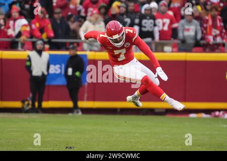 Kansas City Chiefs Place Kicker Harrison Butker (7) startet den Ball bei einem Kickoff gegen die Las Vegas Raiders während eines NFL Football-Spiels am Montag, 25. Dezember 2023 in Kansas City, Mo. Die Raiders besiegten die Chiefs mit 20:14. Stockfoto