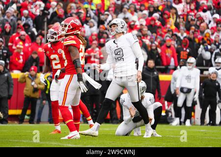 Daniel Carlson (2) reagiert, nachdem er ein 24-Yard-Field-Tor aus dem Haltungsbereich von Punter AJ Cole (6) im ersten Quartal während eines NFL Football-Spiels gegen die Kansas City Chiefs am Montag, den 25. Dezember 2023, in Kansas City geworfen hat. Mo. Die Raiders besiegten die Chiefs mit 20:14. Stockfoto