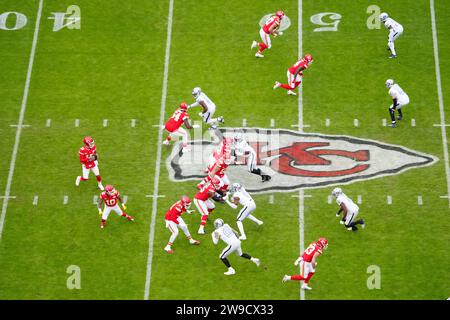 Eine allgemeine Gesamtbetrachtung, während der Quarterback der Kansas City Chiefs Patrick Mahomes (15) bei einem NFL Football-Spiel am Montag, den 25. Dezember 2023, in Kansas City gegen die Las Vegas Raiders im Mittelfeld vor der Schlagzeile des Chiefs-Logos schnappt. Mo. Die Raiders besiegten die Chiefs mit 20:14. Stockfoto