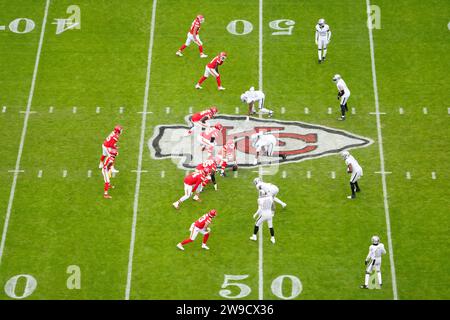 Eine allgemeine Gesamtbetrachtung, während der Quarterback der Kansas City Chiefs Patrick Mahomes (15) bei einem NFL Football-Spiel am Montag, den 25. Dezember 2023, in Kansas City gegen die Las Vegas Raiders im Mittelfeld vor der Schlagzeile des Chiefs-Logos schnappt. Mo. Die Raiders besiegten die Chiefs mit 20:14. Stockfoto