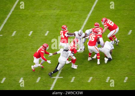 Patrick Mahomes (15) wird während eines NFL Football-Spiels am Montag, den 25. Dezember 2023, von den Las Vegas Raiders (69) in Kansas City entlassen. Mo. Die Raiders besiegten die Chiefs mit 20:14. Stockfoto