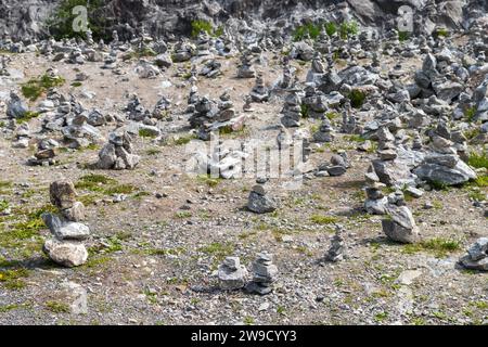 Viele steinhügel stehen am ehemaligen Marmorsteinbruch von Ruskeala, Republik Karelien, Russland Stockfoto