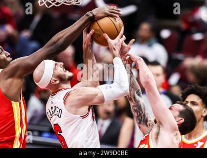 Chicago, USA. Dezember 2023. Alex Caruso (C), der Wachmann der Chicago Bulls, geht am 26. Dezember 2023 während des NBA-Spiels zwischen den Atlanta Hawks und den Chicago Bulls in Chicago, USA, in den Korb. Quelle: Joel Lerner/Xinhua/Alamy Live News Stockfoto