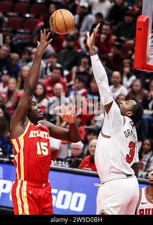 Chicago, USA. Dezember 2023. Andre Drummond (R) von Chicago Bulls blockiert den Schuss von Clint Capela der Atlanta Hawks während des NBA-Spiels zwischen den Atlanta Hawks und den Chicago Bulls am 26. Dezember 2023. Quelle: Joel Lerner/Xinhua/Alamy Live News Stockfoto