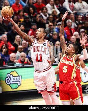 Chicago, USA. Dezember 2023. DeMar DeRozan (L) der Chicago Bulls geht am 26. Dezember 2023 in Chicago in den Warenkorb, während der NBA-Regular-Season-Partie zwischen den Atlanta Hawks und den Chicago Bulls. Quelle: Joel Lerner/Xinhua/Alamy Live News Stockfoto