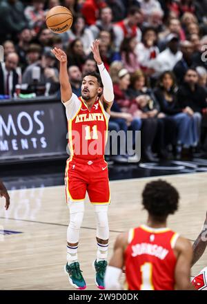 Chicago, USA. Dezember 2023. Trae Young, der Wachmann der Atlanta Hawks, schießt am 26. Dezember 2023 während des NBA-Spiels zwischen den Atlanta Hawks und den Chicago Bulls in Chicago, USA. Quelle: Joel Lerner/Xinhua/Alamy Live News Stockfoto