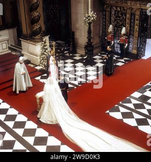 Aktenfoto vom 29/7/1981: Prinz und Prinzessin von Wales am Hochaltar vor dem Erzbischof von Canterbury, Robert Runcie, während ihrer Hochzeit in der St. Paul's Cathedral. Die Entscheidung des irischen Präsidenten Patrick Hillery, eine Einladung zur Hochzeit von Charles und Diana abzulehnen, löste Bedenken seitens irischer Regierungsbeamter aus. Ausgabedatum: Mittwoch, 27. Dezember 2023. Stockfoto