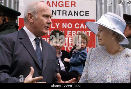 Das Aktenfoto des nordirischen Sekretärs Dr. John Reid vom 5/2002 zeigt Königin Elizabeth II. Den Ort des Bombenanschlags auf Omagh während eines Besuchs der Stadt County Tyrone. Ein britischer Beamter äußerte Bedenken, dass die irische Präsidentin Mary McAleese an einer Gedenkfeier für die Opfer des Bombenanschlags von Omagh teilnehmen würde, als Königin Elisabeth II. Nicht anwesend war. 29 Menschen, darunter eine Frau, die mit Zwillingen schwanger war, wurden 1998 bei der Explosion einer Autobombe in der Stadt Co Tyrone getötet. Ausgabedatum: Mittwoch, 27. Dezember 2023. Stockfoto