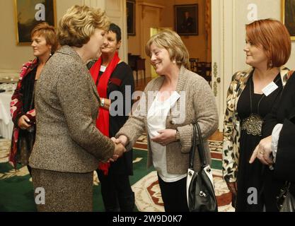 Aktenfoto vom 1/2010 von Präsident Mary McAleese spricht mit Margo McCrory, dessen Sohn während des Bombenanschlags auf Omagh bei einer Sonderveranstaltung in Aras an Uachtarain in Dublin verletzt wurde. Ein britischer Beamter äußerte Bedenken, dass die irische Präsidentin Mary McAleese an einer Gedenkfeier für die Opfer des Bombenanschlags von Omagh teilnehmen würde, als Königin Elisabeth II. Nicht anwesend war. 29 Menschen, darunter eine Frau, die mit Zwillingen schwanger war, wurden 1998 bei der Explosion einer Autobombe in der Stadt Co Tyrone getötet. Ausgabedatum: Mittwoch, 27. Dezember 2023. Stockfoto