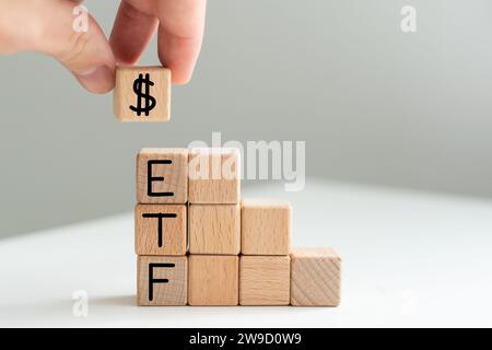 ETF-Abkürzung - Exchange Traded Fund, auf Holzwürfeln auf hellem Hintergrund. Stockfoto