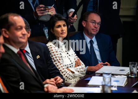 Das Aktenfoto vom 9. Mai 201 zeigt Nikki Haley, US-Botschafter bei den Vereinten Nationen (UN), und Mick Mulvaney, Direktor des Office of Management and Budget (OMB), rechts, während einer Kabinettssitzung im Weißen Haus in Washington, DC, USA. Der ehemalige Gouverneur von South Carolina, Nikki Haley, hat bei der republikanischen Präsidentschaftswahl 2024 in New Hampshire nur vier Prozentpunkte hinter Donald Trump zurückgezogen, ein Wettbewerb, der sich für den Ex-Präsidenten als näher erweisen könnte als erwartet, so eine neue Umfrage. Foto: Drago/Pool/ABACAPRESS.COM Stockfoto
