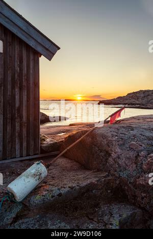 Holzhütte im glühenden Sonnenuntergang auf den Felsen im Naturschutzgebiet Tjurpannan im Archipel der schwedischen Westküste Stockfoto