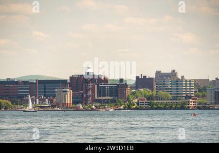 Die Skyline von Erie vom zweihundertjährigen Turm aus gesehen an einem Sommertag Stockfoto