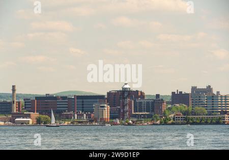 Die Skyline von Erie vom zweihundertjährigen Turm aus gesehen an einem Sommertag Stockfoto