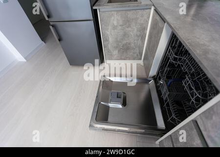Geschirrspüler in moderner Küche integriert Stockfoto