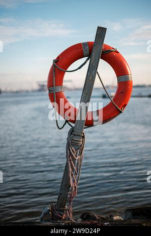 Rote Rettungsboje auf Stock Stockfoto