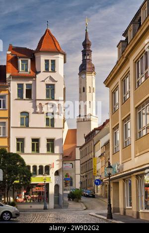 Turm der Klosterkirche im ehemaligen Franziskanerkloster, heute Stadtmuseum vom Rathausplatz in Zittau aus gesehen Stockfoto