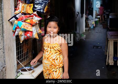Ein junges Mädchen aus einem Slum in Manila, Philippinen Stockfoto