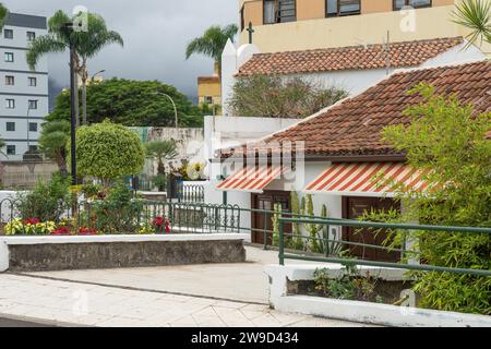 Detail eines Hauses mit einem Mauerkreuz in Puerto de la Cruz, Teneriffa, Spanien Stockfoto