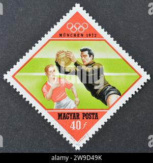 Gestempelte Briefmarke von Ungarn, die Fußball, Olympische Sommerspiele 1972 - München, um 1972 zeigt. Stockfoto