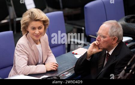 CDU-Politiker Wolfgang Schaueble im Alter von 81 Jahren gestorben. ARCHIVFOTO Bundesarbeitsministerin Ursula VON DER LEYEN CDU und Bundesfinanzminister Wolfgang SCHAEUBLE CDU Wahl des Bundespraesidenten durch die Bundesversammlung im Reichstag in Berlin am 18.03.2012. *** CDU-Politiker Wolfgang Schaueble starb im Alter von 81 Jahren ARCHIVFOTO Bundesarbeitsministerin Ursula VON DER LEYEN CDU und Bundesfinanzminister Wolfgang SCHAEUBLE CDU Wahl des Bundespräsidenten durch die Bundesversammlung im Reichstag in Berlin am 18. 03 2012 Stockfoto