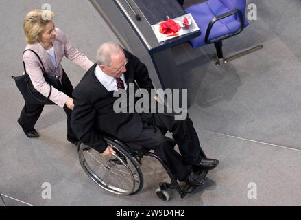 CDU-Politiker Wolfgang Schaueble im Alter von 81 Jahren gestorben. ARCHIVFOTO Bundesarbeitsministerin Ursula VON DER LEYEN CDU und Bundesfinanzminister Wolfgang SCHAEUBLE CDU Wahl des Bundespraesidenten durch die Bundesversammlung im Reichstag in Berlin am 18.03.2012. *** CDU-Politiker Wolfgang Schaueble starb im Alter von 81 Jahren ARCHIVFOTO Bundesarbeitsministerin Ursula VON DER LEYEN CDU und Bundesfinanzminister Wolfgang SCHAEUBLE CDU Wahl des Bundespräsidenten durch die Bundesversammlung im Reichstag in Berlin am 18. 03 2012 Stockfoto