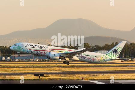 Ein Boeing 787 Dreamliner Aeromexico Flugzeug, das von einer Start- und Landebahn startet Stockfoto