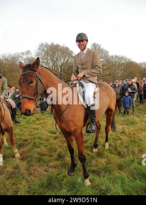 Hawridge, Chesham, Großbritannien. Dezember 2023. Reiter und ihre Hunde versammeln sich vor der jährlichen Jagd auf einem Feld. Quelle: Uwe Deffner/Alamy Live News Stockfoto