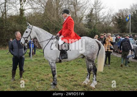 Hawridge, Chesham, Großbritannien. Dezember 2023. Reiter und ihre Hunde versammeln sich vor der jährlichen Jagd auf einem Feld. Quelle: Uwe Deffner/Alamy Live News Stockfoto