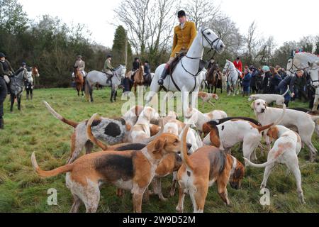 Hawridge, Chesham, Großbritannien. Dezember 2023. Reiter und ihre Hunde versammeln sich vor der jährlichen Jagd auf einem Feld. Quelle: Uwe Deffner/Alamy Live News Stockfoto