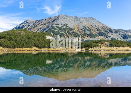 Erstaunliche Sommerlandschaft des Pirin Gebirges in der Nähe des Muratovo Sees, Bulgarien Stockfoto