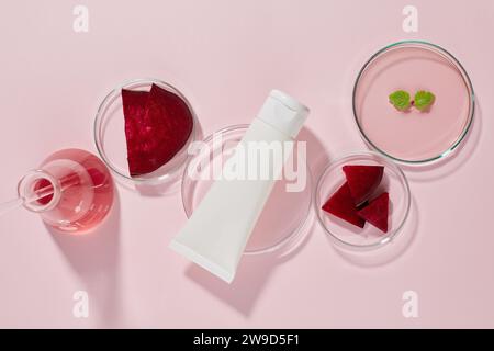 Szene für Werbekosmetik aus Roter Bete mit Laborkonzept. Einige Gläser mit Scheiben und einem Essenz von Roter Bete, dekoriert mit Witz Stockfoto