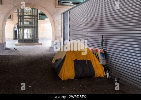 Zelte von obdachlosen Menschen stehen nahe dem U-Bahnhof Eberswalder Straße in Berlin-Prenzlauer Berg unter dem Hochbahnviakukt der Berliner U-Bahn. / Zelte von Obdachlosen stehen in der Nähe des U-Bahnhofs Eberswalder Straße in Berlin-Prenzlauer Berg unter dem Hochbahnviadukt der Berliner U-Bahn. Obdachlosigkeit in Berlin *** Obdachlose-Zelte stehen in der Nähe des U-Bahnhofs Eberswalder Straße in Berlin Prenzlauer Berg unter dem Hochbahnviadukt der Berliner U-Bahn-Zelte von Obdachlosen in der Nähe des U-Bahnhofs Eberswalder Straße in Berlin Prenzlauer Berg unter Stockfoto