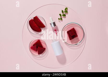 Minimalistisches Werbefoto für Kosmetik mit natürlichen Zutaten aus Roter Bete. Eine Serumflasche ohne Marke, verziert mit Scheiben und Bienenessenz Stockfoto