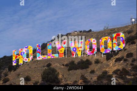 Schriftzug Hollywood auf einem Hügel in Los Angeles, geschrieben mit einem Blumenmuster von vielen verschiedenen Blumen und Farben, Los Angeles, Kalifornien, USA Stockfoto