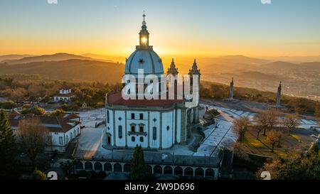 Ein Blick aus der Vogelperspektive auf das Heiligtum unserer Lieben Frau von Sameiro in Braga, Portugal bei Sonnenuntergang. Stockfoto