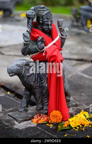 Agni Dev Hindu Fire God Statue in Grand Bassin oder Ganga Talao, Mauritius mit Blumenopfer oder -Opfer Stockfoto