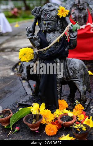 Shani Dev Hindu God Statue in Grand Bassin oder Ganga Talao, Mauritius mit Blumenopfer oder Opfer Stockfoto