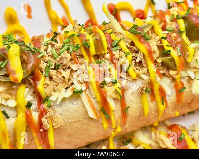 Eine Nahaufnahme eines Hotdogs mit Ketchup und Senf Stockfoto