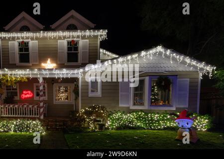 Weihnachten Nacht Lichter Dekoration Haus in Kalifornien Stockfoto