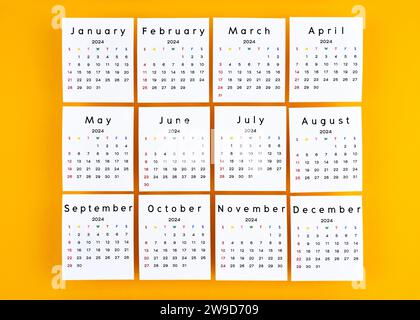 Kalenderseite Monate 1 bis 12. Januar bis Dezember 2024 auf gelbem Hintergrund. Stockfoto