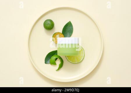 Minimalistisches Konzept für Werbung für Kosmetik mit natürlichen Inhaltsstoffen reich an Vitamin C. Ein grünes Cremeglas ohne Etikett für Design, dekoriert mit k Stockfoto