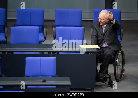 Berlin, Deutschland. November 2018. Der ehemalige Bundestagspräsident Wolfgang Schäuble (CDU) hebt bei einer Abstimmung im Rahmen einer Plenarsitzung im Deutschen Bundestag den linken Arm. Der ehemalige Bundestagspräsident Wolfgang Schäuble ist tot. Der CDU-Politiker schlief am Dienstagabend gegen 20 Uhr bei seiner Familie friedlich ein. Quelle: Bernd von Jutrczenka/dpa/Alamy Live News Stockfoto