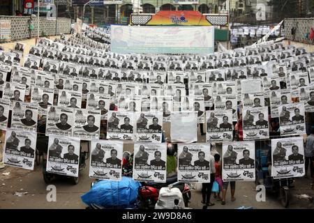 Plakate der Wahlkandidaten hängen über einer Straße in Dhaka, Bangladesch, am 27. Dezember 2023, dem Chief Election Commissioner (CEC) von Bangladesch. Stockfoto