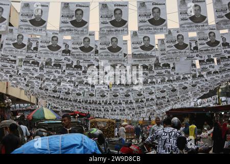 Plakate der Wahlkandidaten hängen über einer Straße in Dhaka, Bangladesch, am 27. Dezember 2023, dem Chief Election Commissioner (CEC) von Bangladesch. Stockfoto