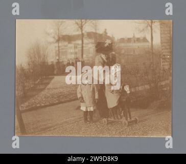 Jennigje Hendrika Jacoba Jonker spaziert mit zwei Kindern auf der Straße, Johannes Diderik van der Waals (1873-1971) (zugeschrieben), 1906 - 1907 Foto Groningen fotografische Unterstützung historischer Personen. Hobbypferd. Kind Groningen Stockfoto