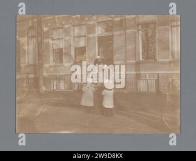 Jennigje Hendrika Jacoba Jonker spaziert mit zwei Kindern auf der Straße, Johannes Diderik van der Waals (1873-1971) (zugeschrieben), 1906 - 1907 Foto Groningen fotografische Unterstützung historischer Personen. Straße Groningen Stockfoto